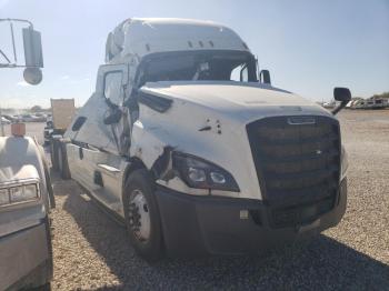  Salvage Freightliner Cascadia 1