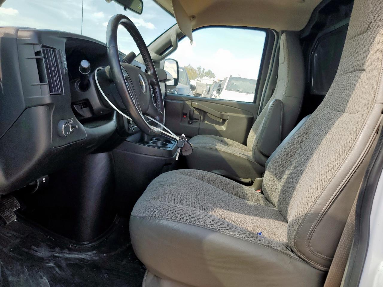 Chevrolet Express Image 8