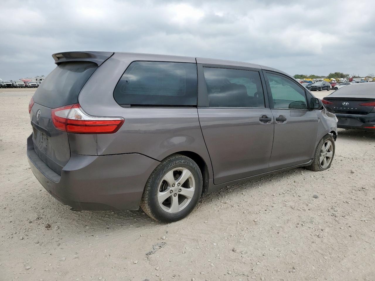 Toyota Sienna Image 7