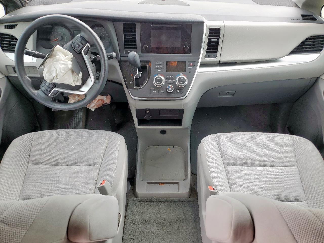 Toyota Sienna Image 3
