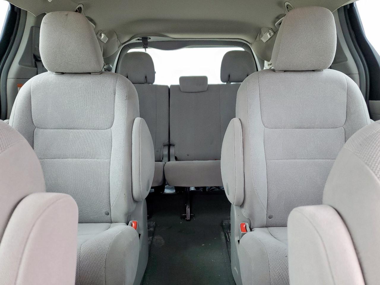Toyota Sienna Image 6