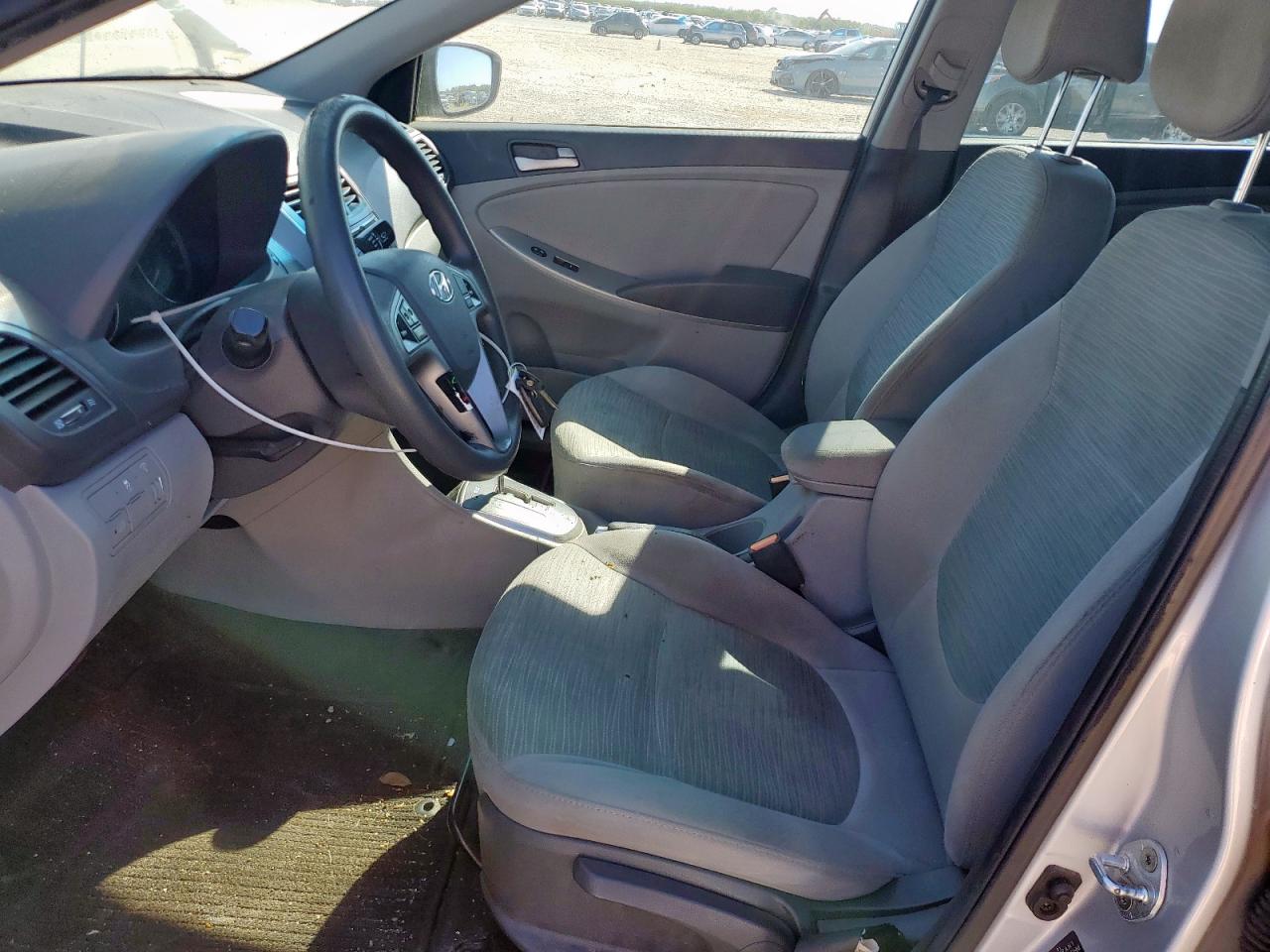 Hyundai ACCENT Se Image 6