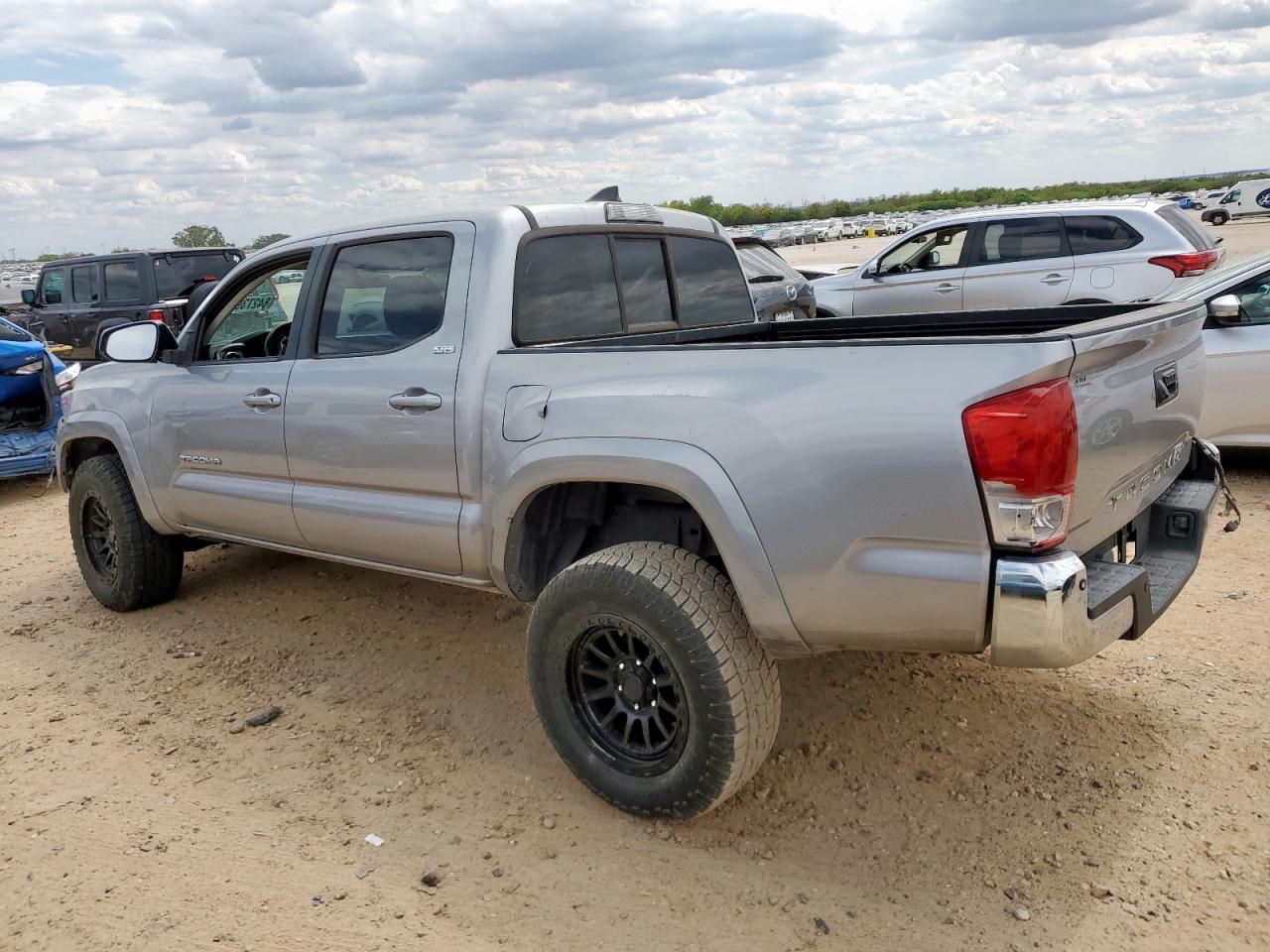 Toyota Tacoma Double Cab Image 3
