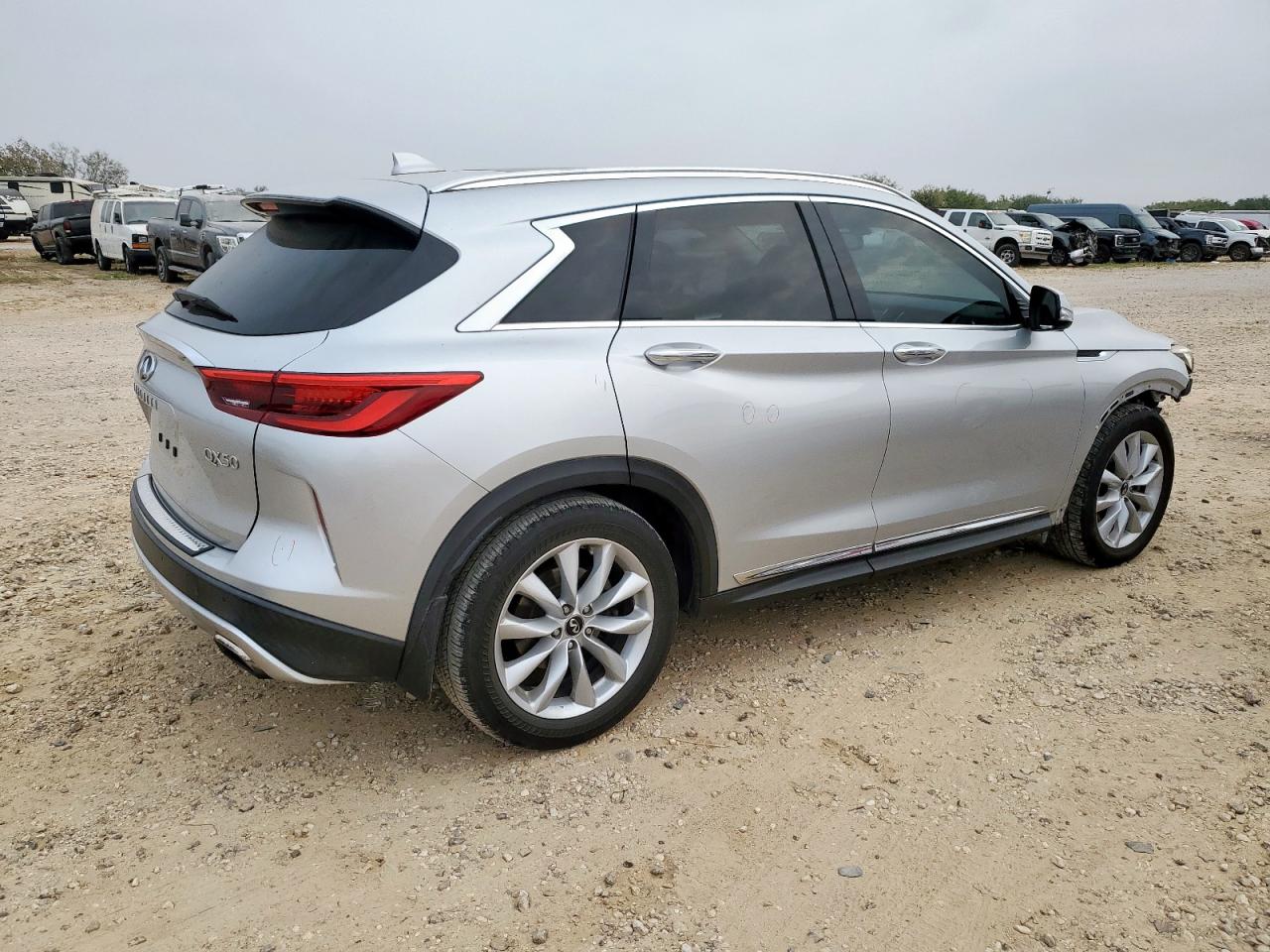 INFINITI Qx Essential Image 4