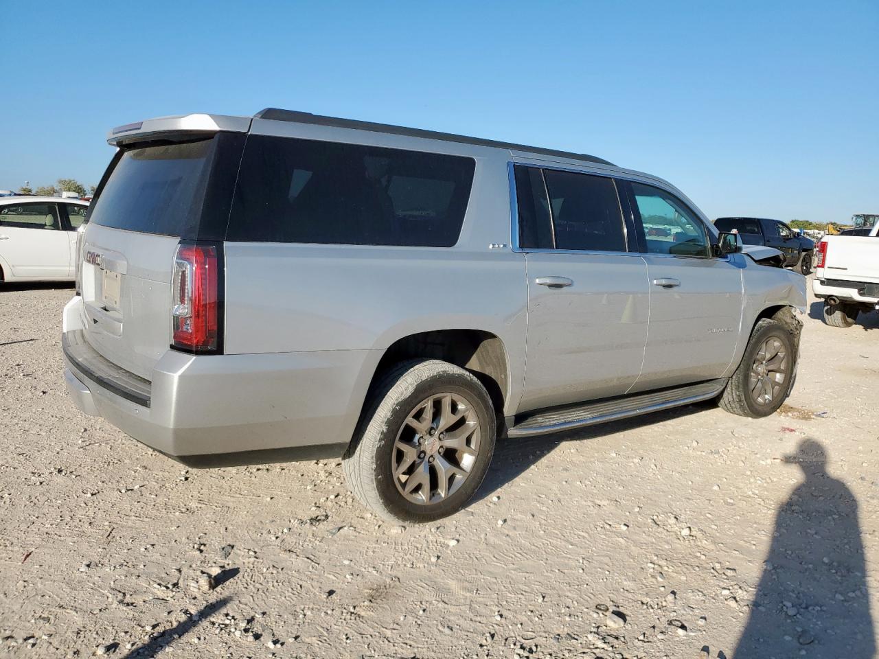 GMC Yukon C1500 Sle Image 2