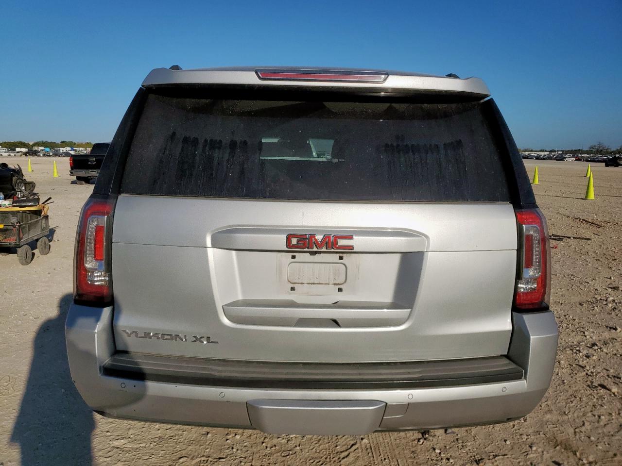 GMC Yukon C1500 Sle Image 8