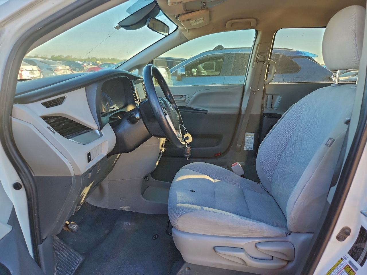 Toyota Sienna L Image 3