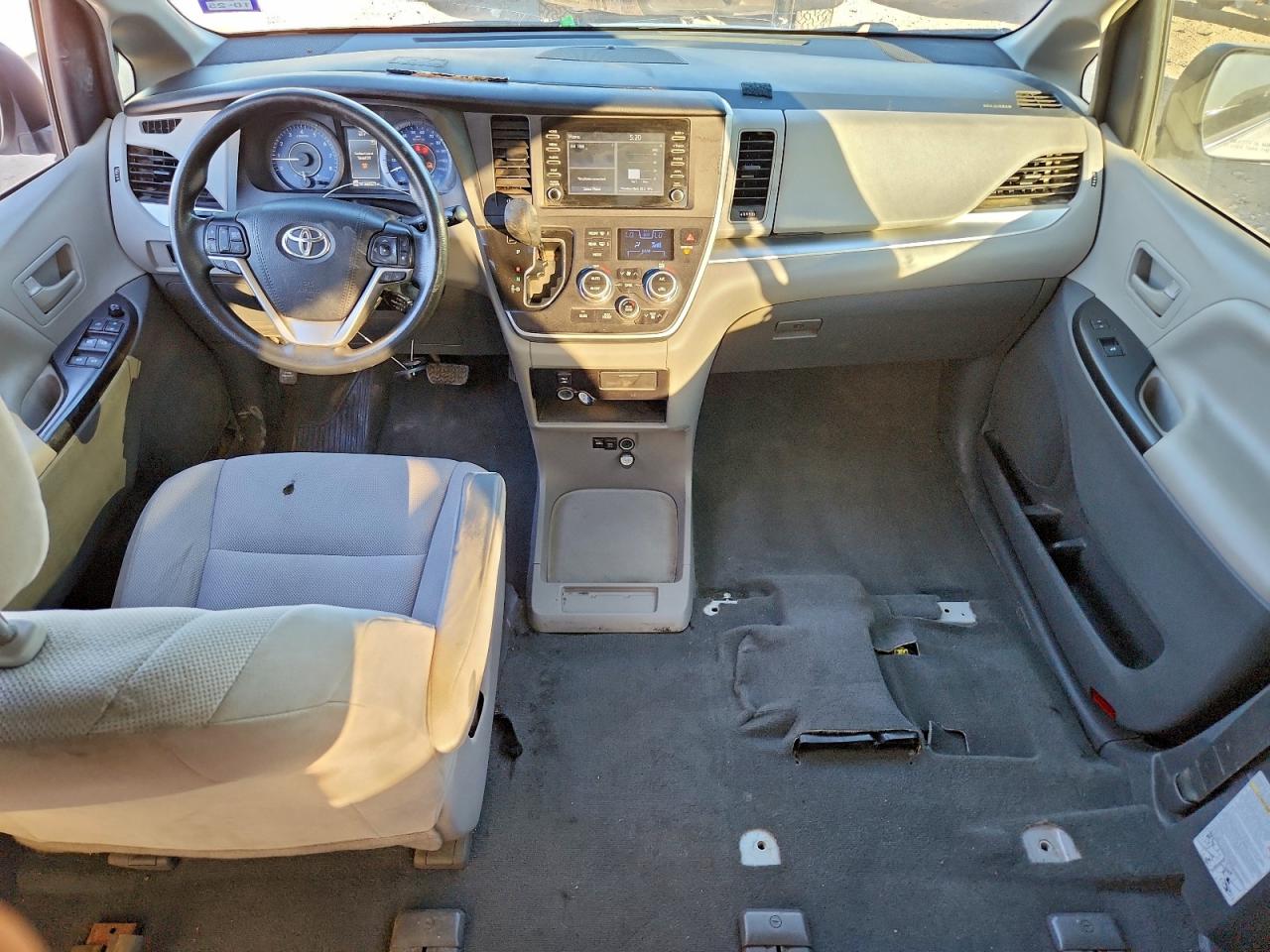 Toyota Sienna L Image 11