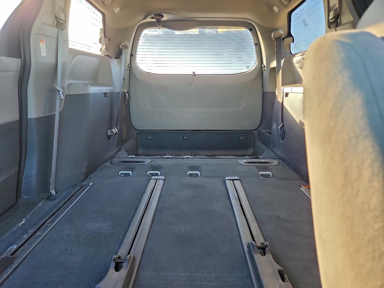 Toyota Sienna L Image 8