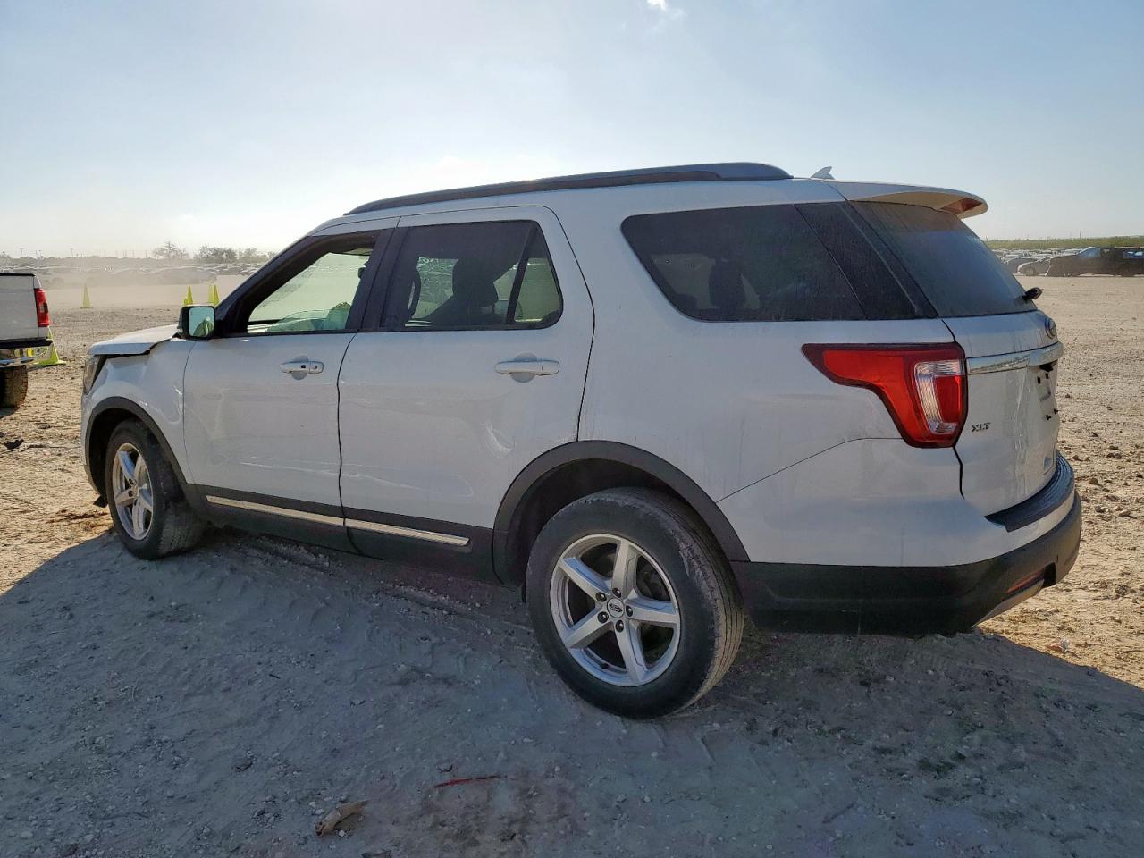 Ford Explorer Xlt Image 6