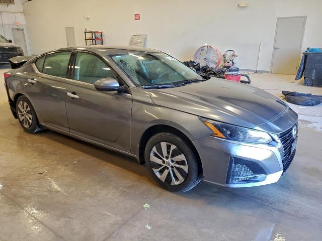 Nissan Altima S Image 2