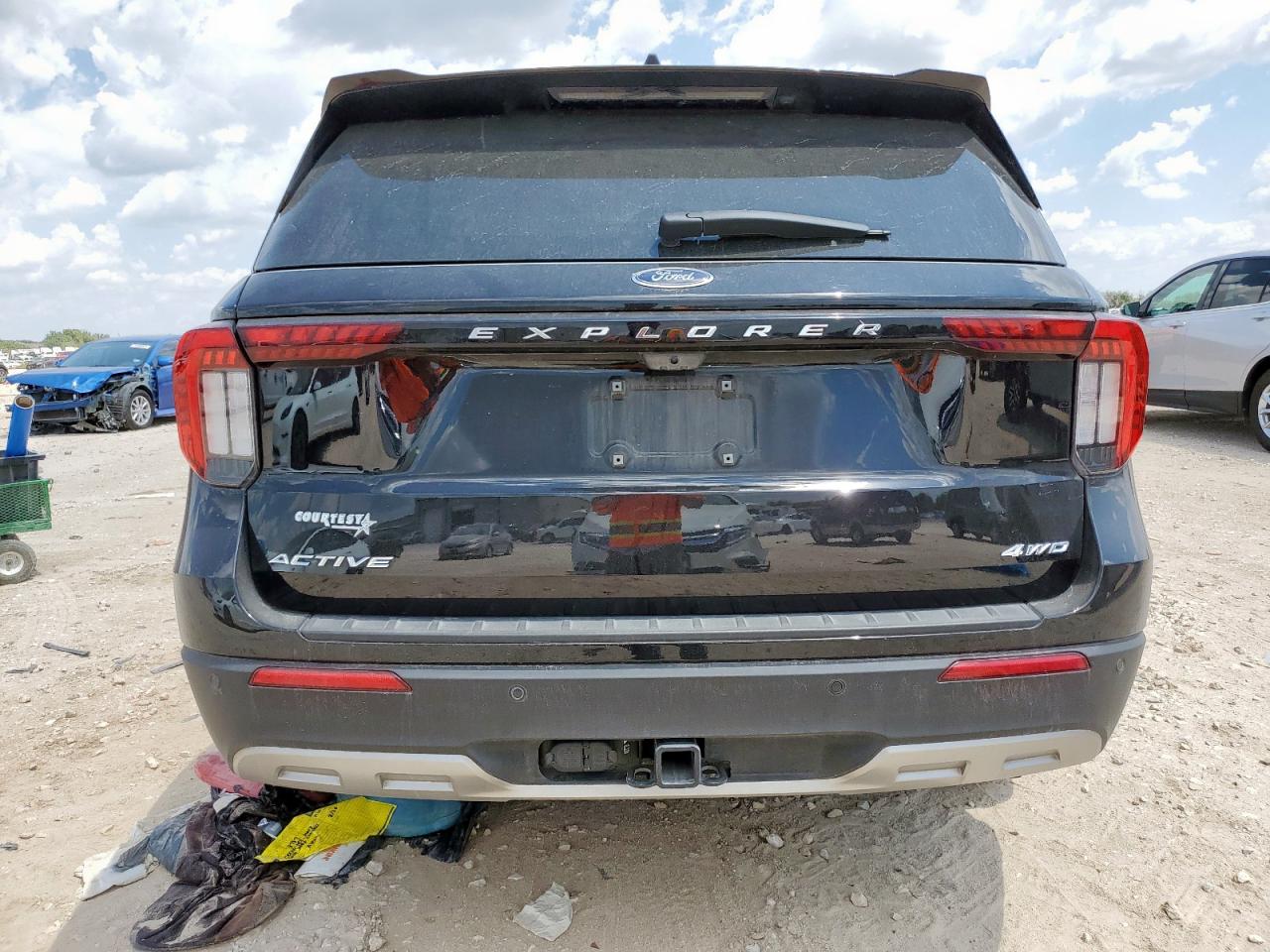 Ford Explorer Active Image 4