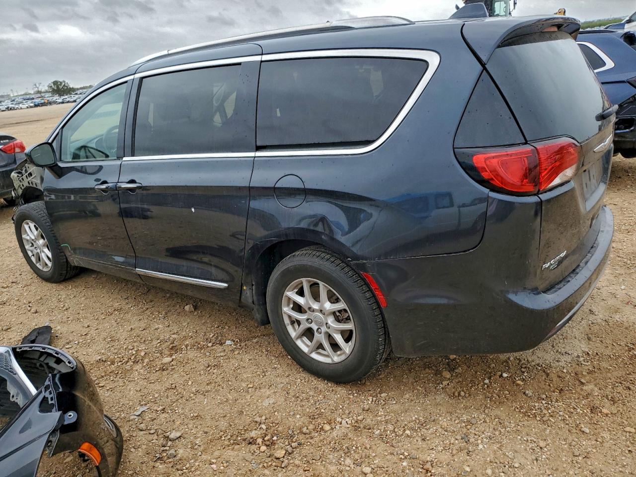 Chrysler Pacifica Touring L Image 2