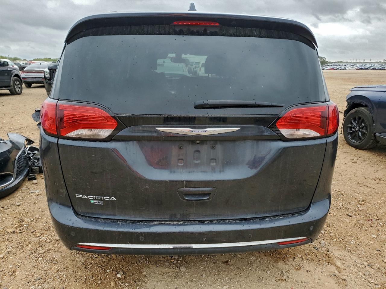 Chrysler Pacifica Touring L Image 12