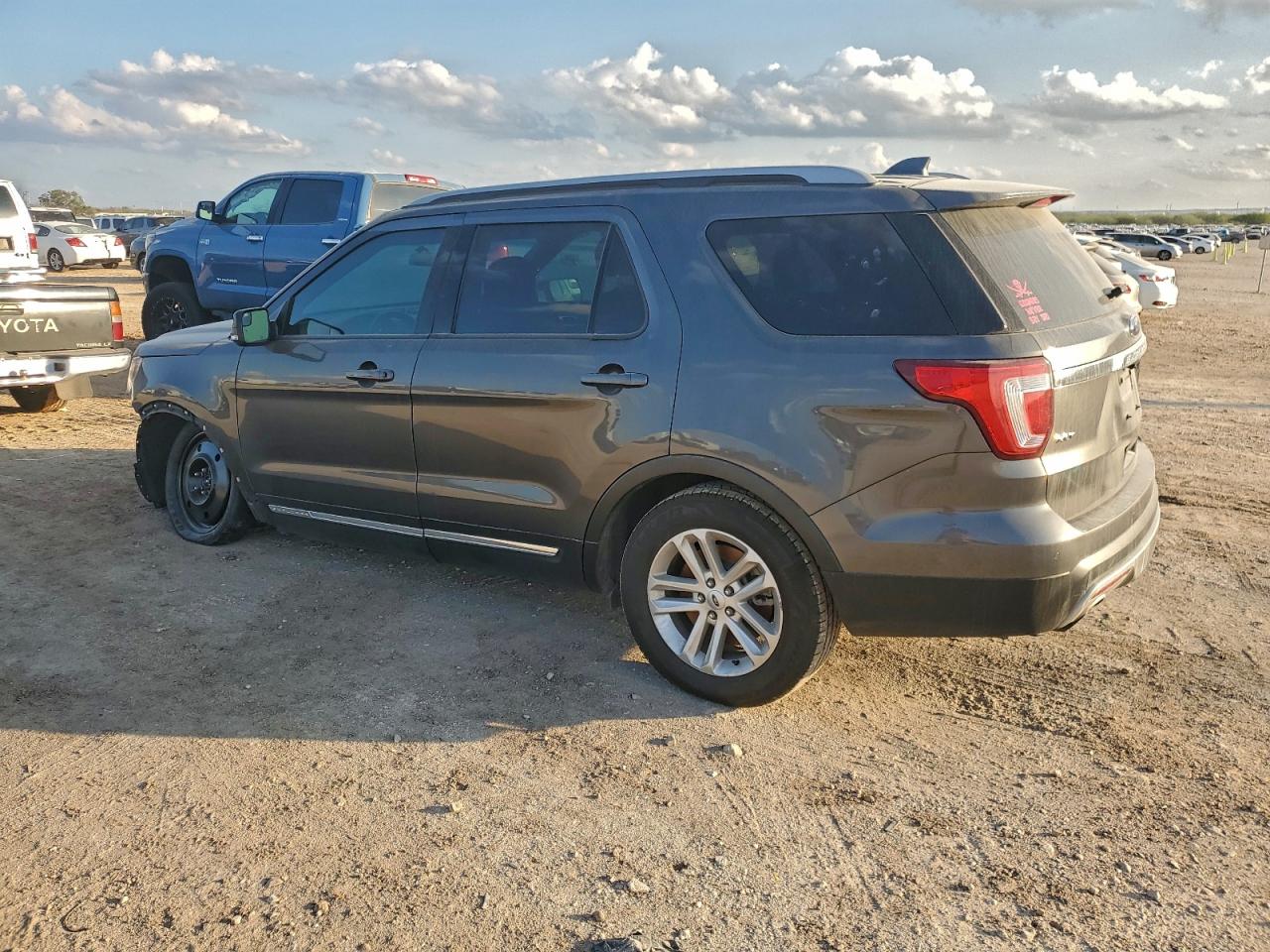 Ford Explorer Xlt Image 8