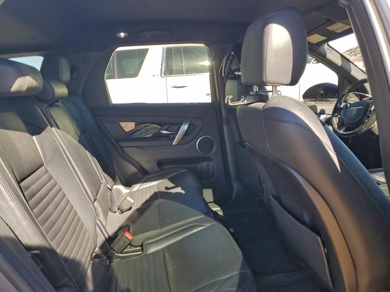 Land Rover Discovery Image 8