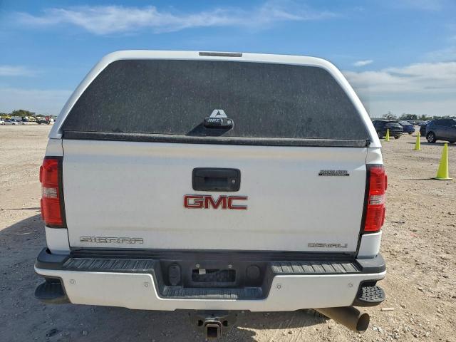 GMC Sierra K2500 Denali Image 3
