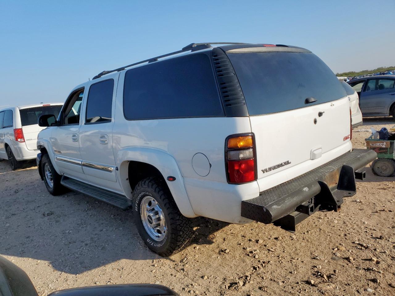 GMC Yukon K2500 Image 3