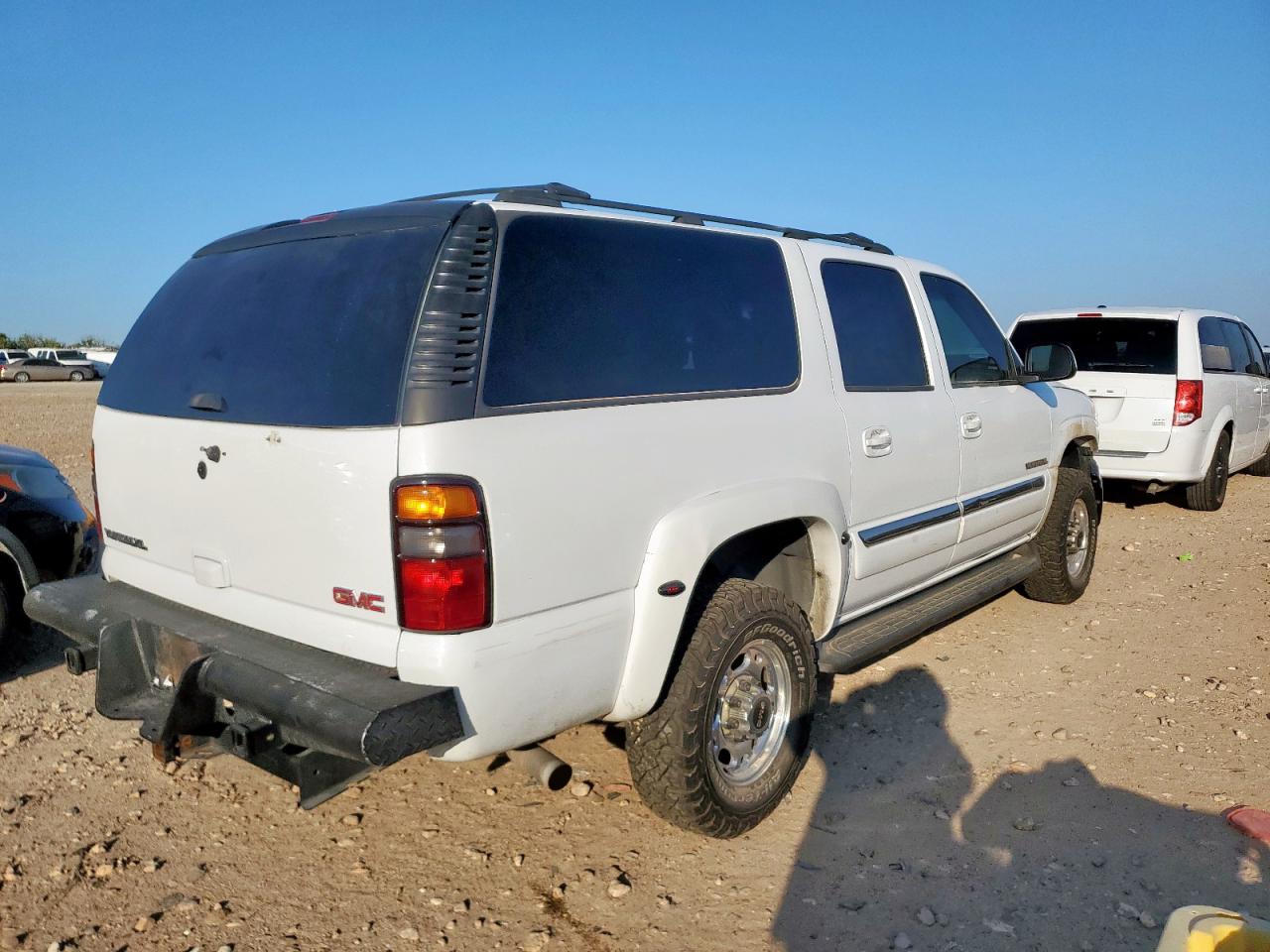 GMC Yukon K2500 Image 4