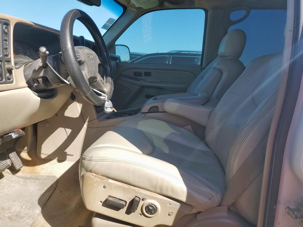 GMC Yukon K2500 Image 12