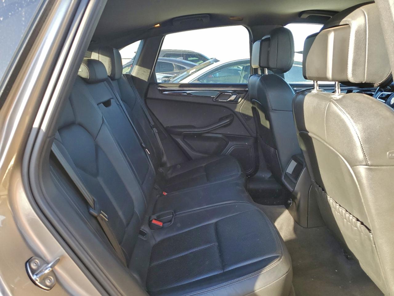 Porsche Macan S Image 7