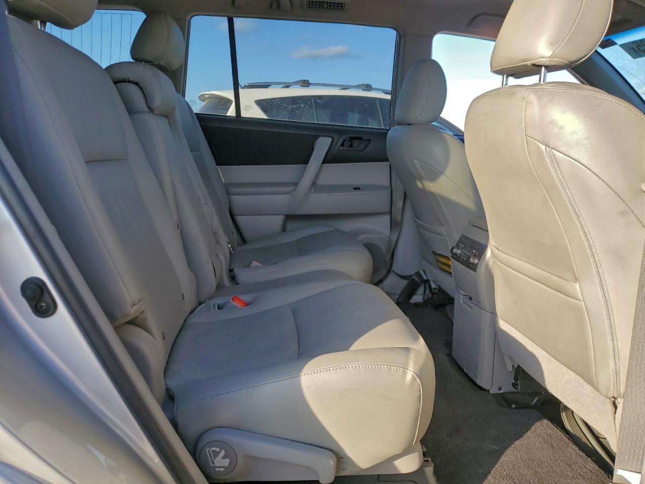Toyota Highlander Base Image 11