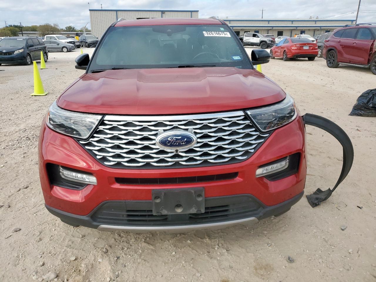 Ford Explorer Platinum Image 3