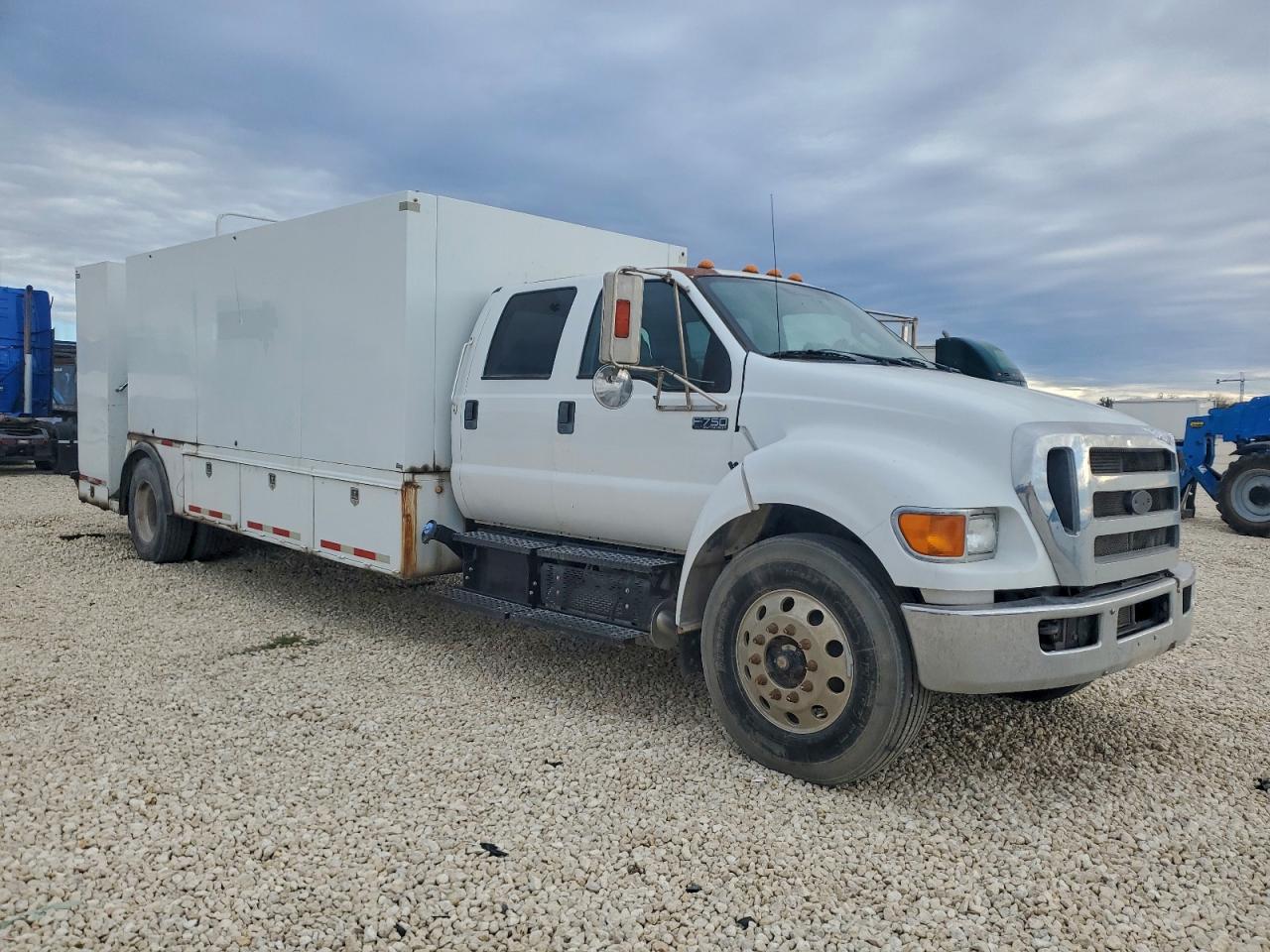 Ford F-750 Super Duty Image 8