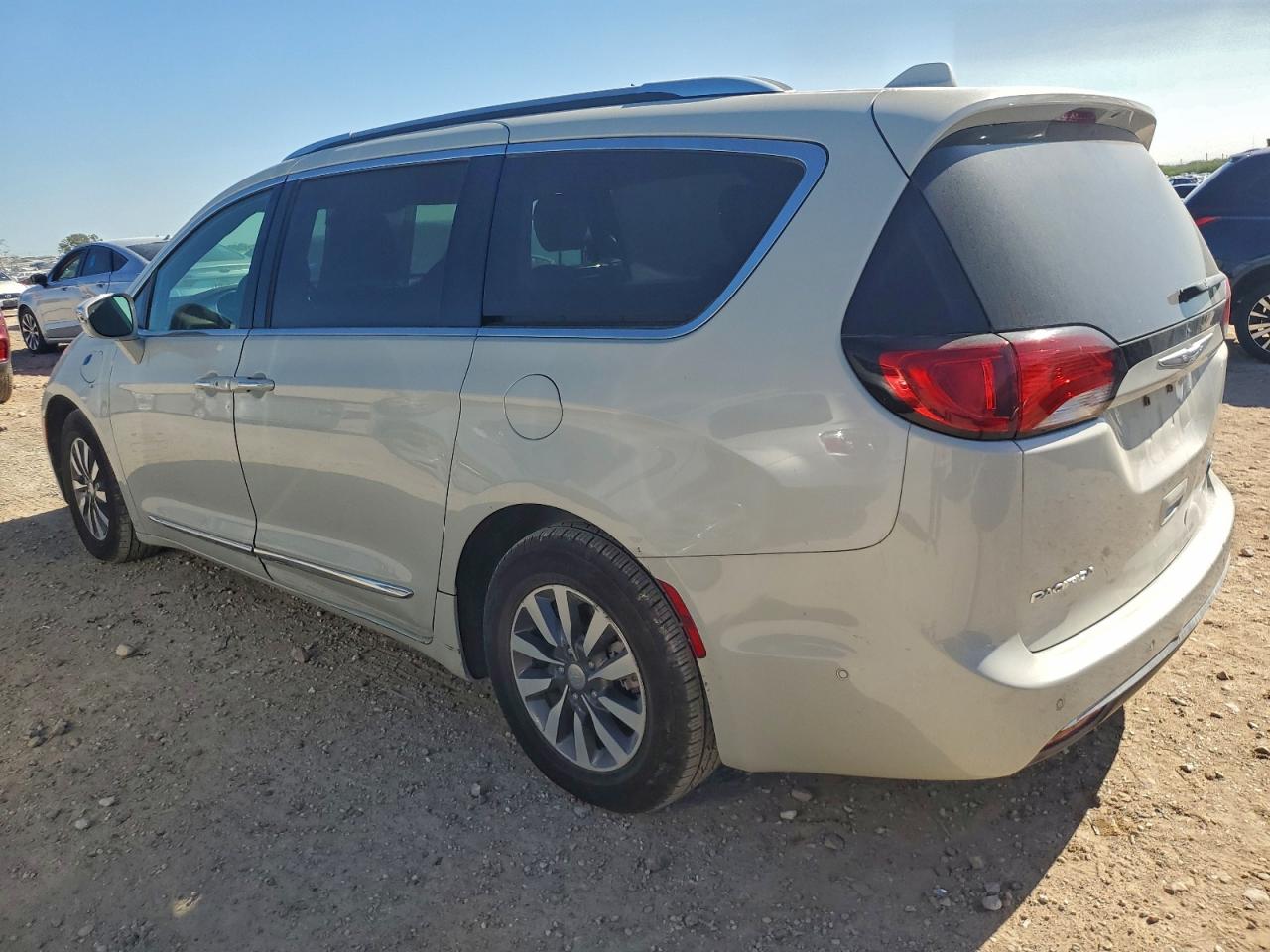 Chrysler Pacifica Hybrid Limited Image 3