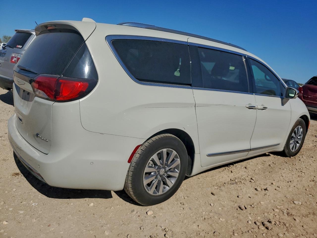 Chrysler Pacifica Hybrid Limited Image 4
