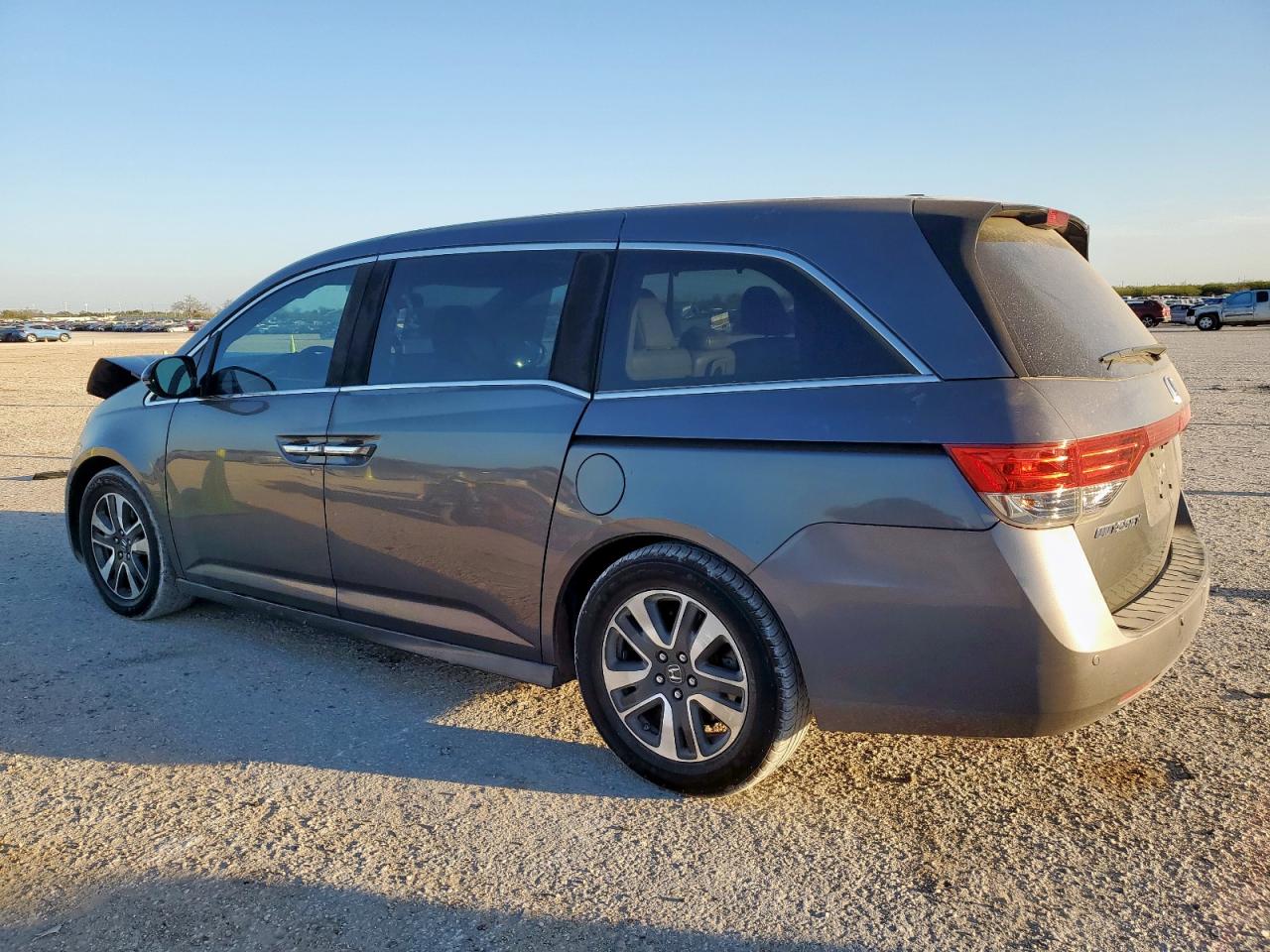 Honda Odyssey Touring Image 3