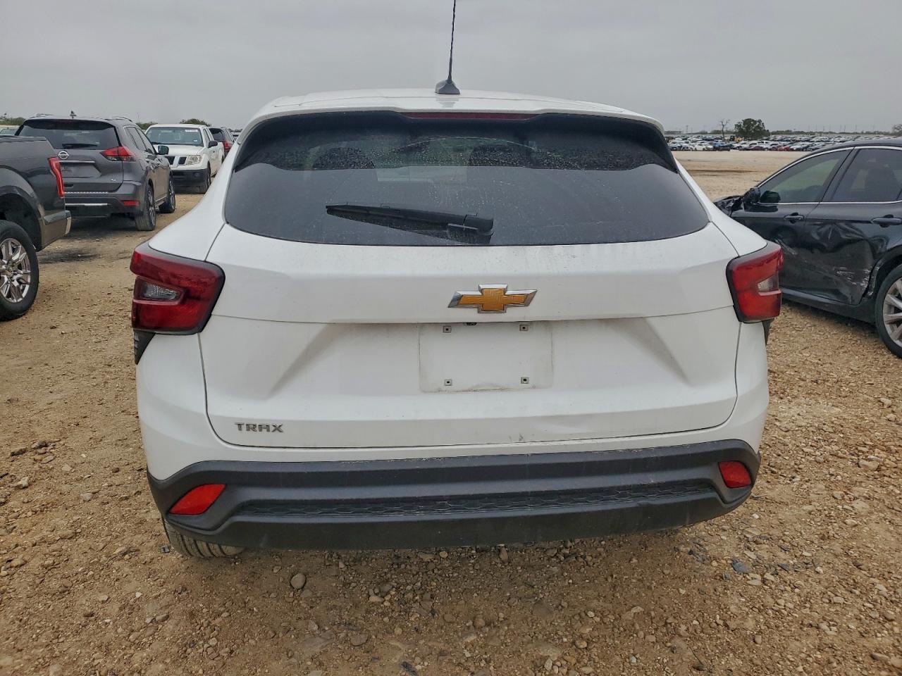 Chevrolet Trax Ls Image 2