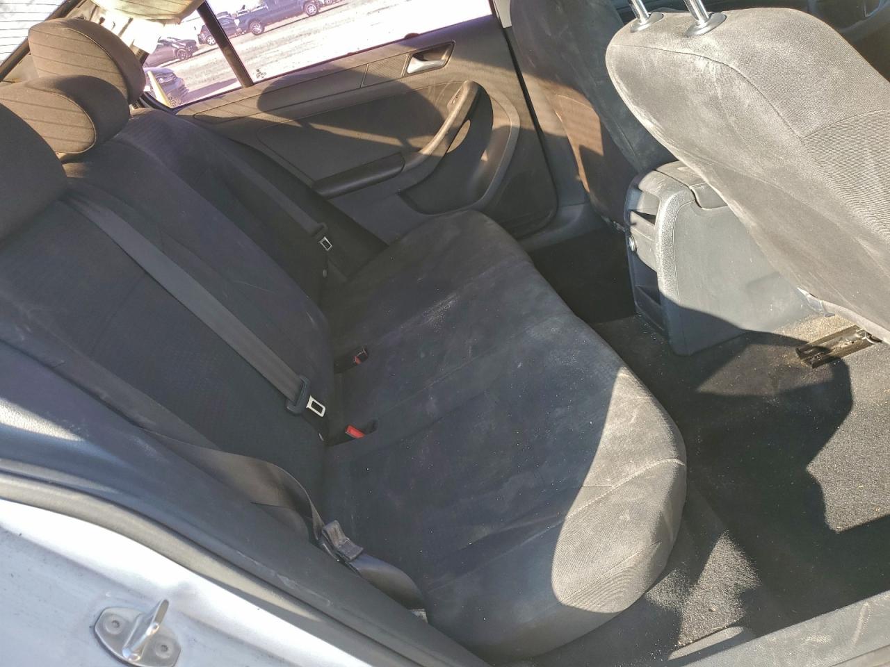 Volkswagen Jetta S Image 8