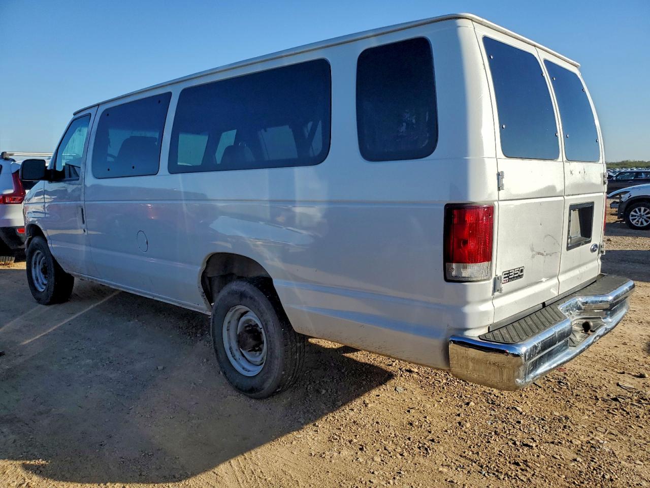 Ford Econoline E350 Super Duty Wagon Image 4