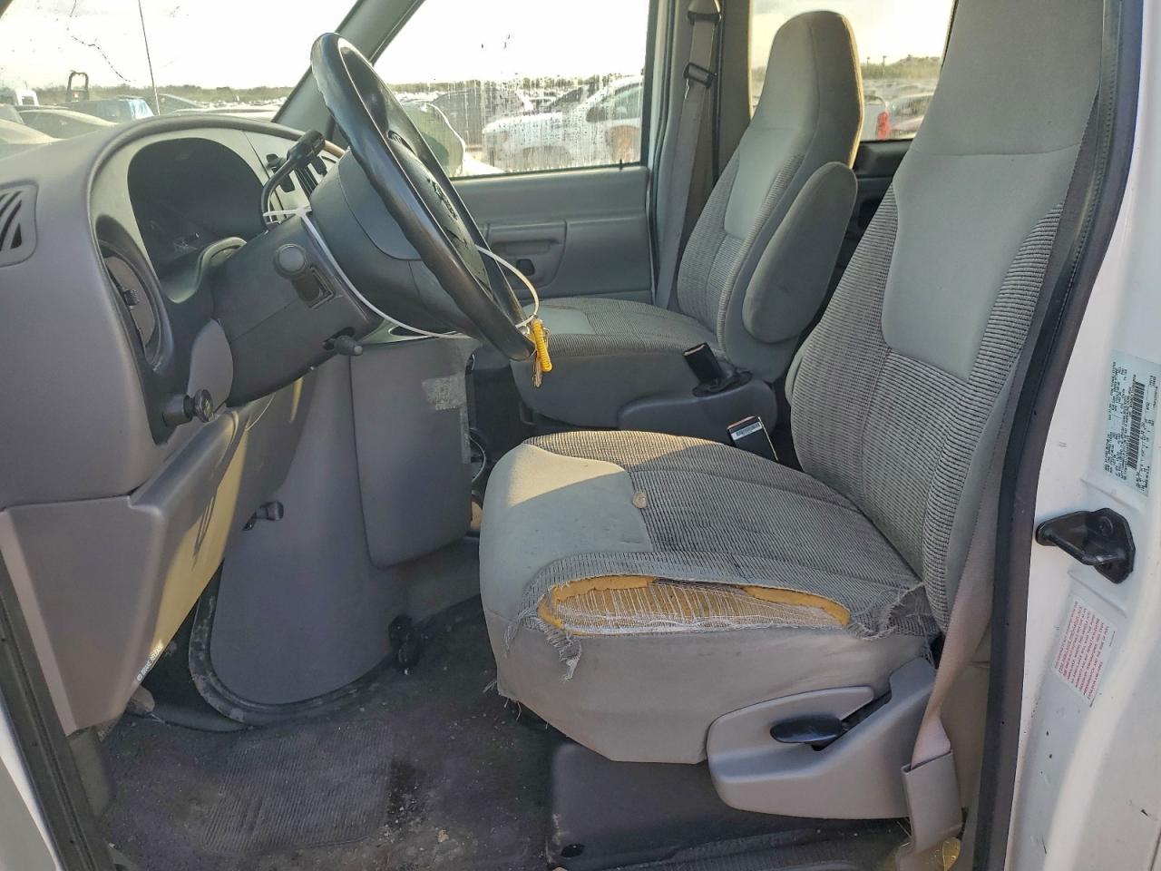 Ford Econoline E350 Super Duty Wagon Image 12