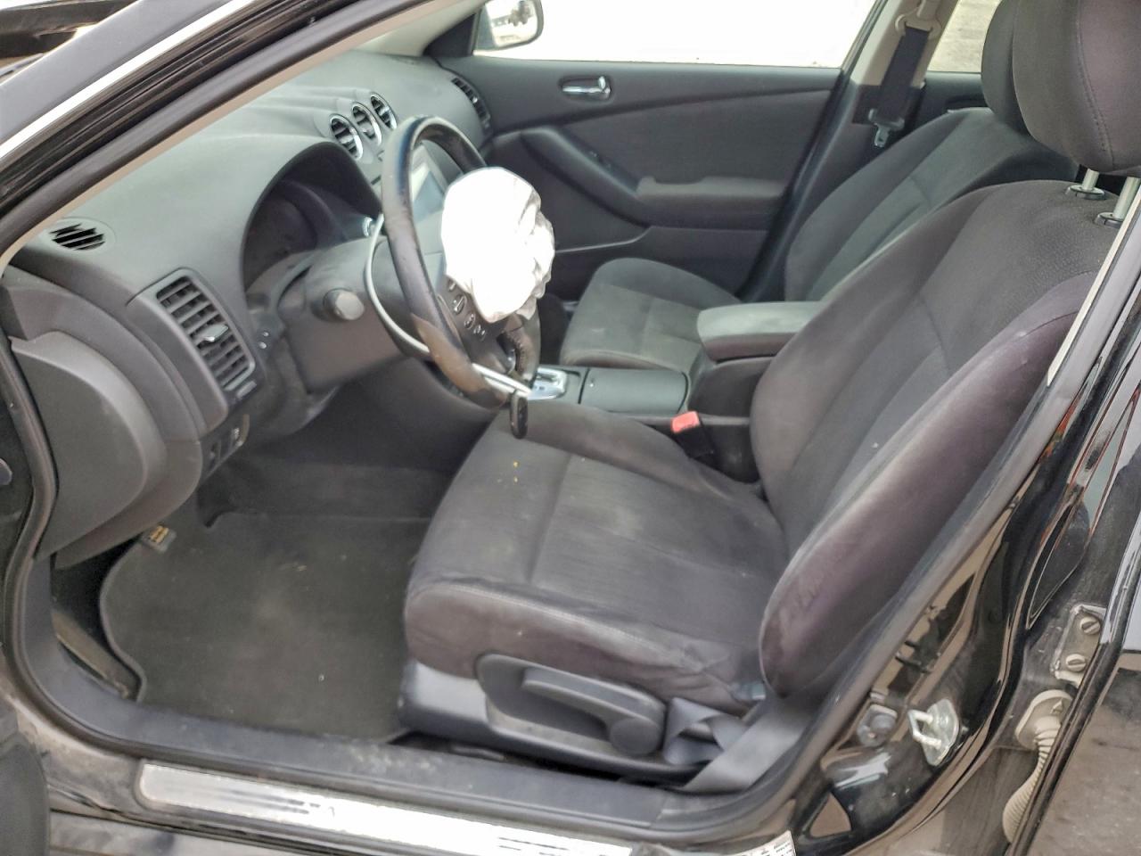 Nissan Altima Base Image 5