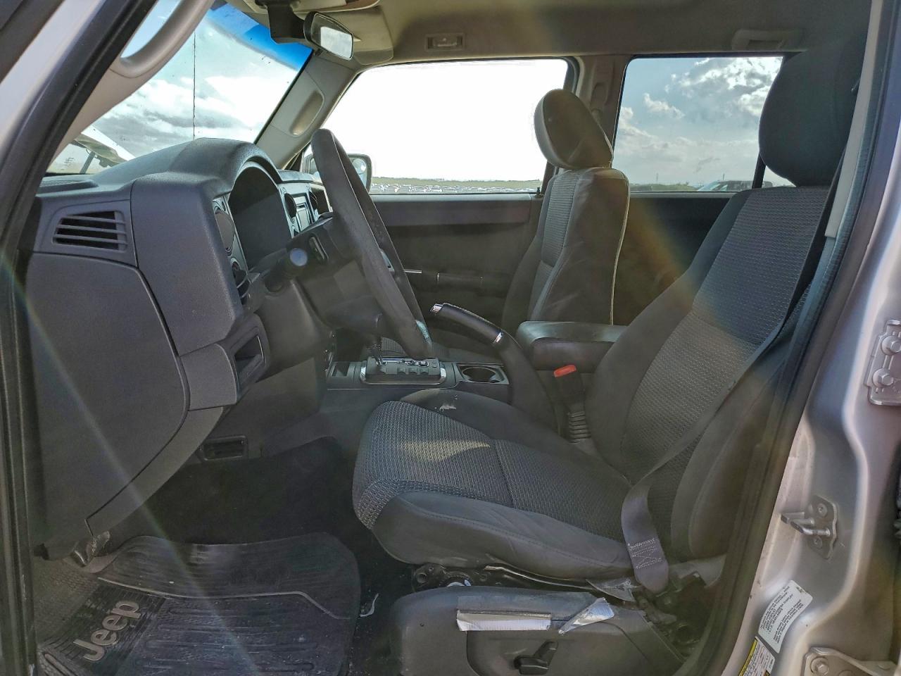 Jeep Commander Sport Image 10