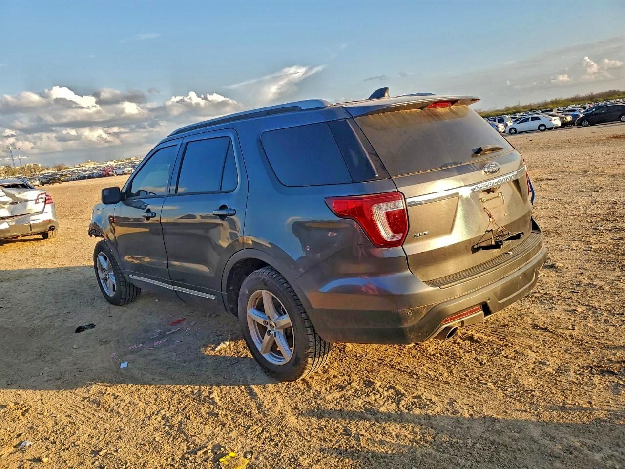 Ford Explorer Xlt Image 6