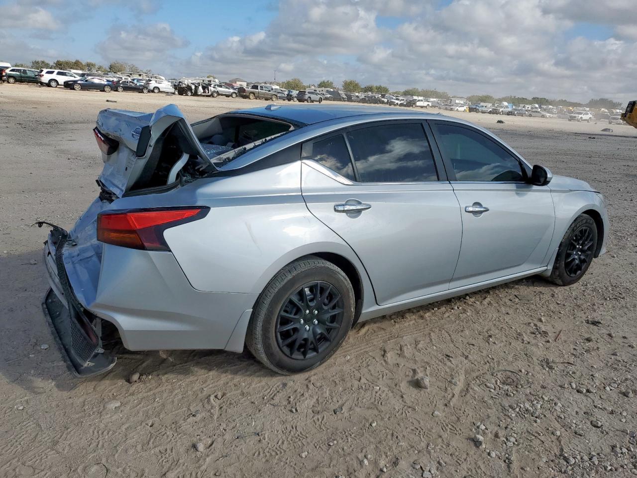 Nissan Altima S Image 2