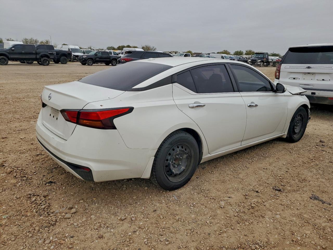 Nissan Altima S Image 4