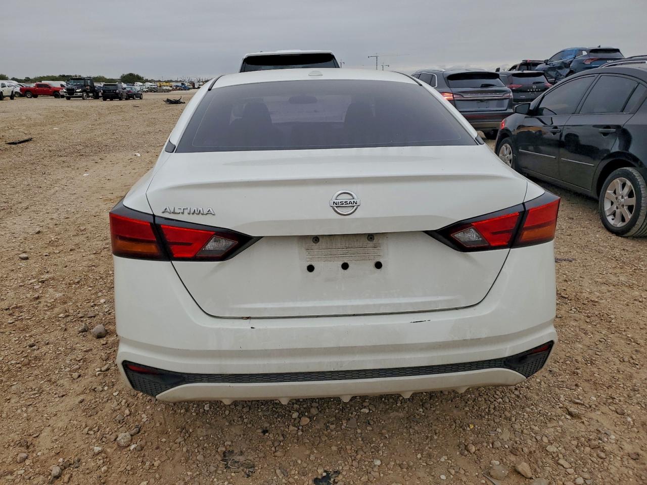 Nissan Altima S Image 3