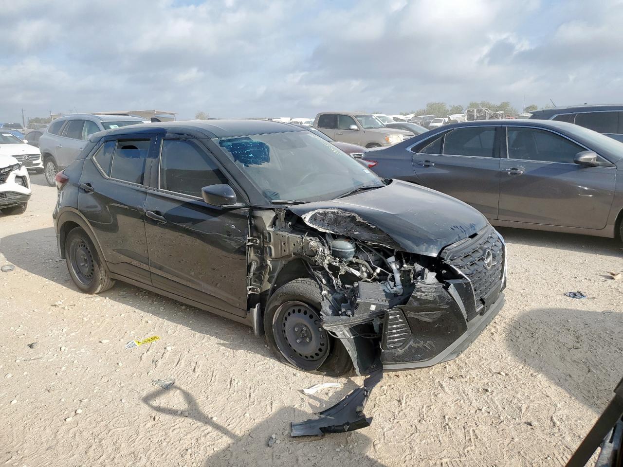 Nissan Kicks S Image 3