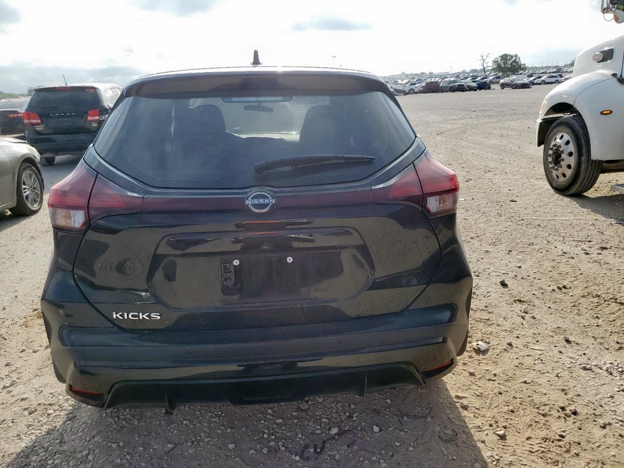 Nissan Kicks S Image 4