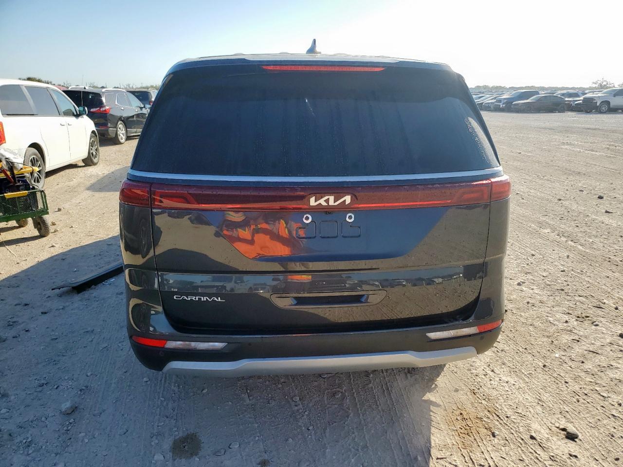 Kia Carnival Lx Image 8