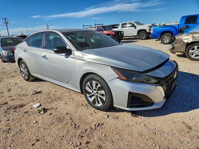 Nissan Altima S Image 4