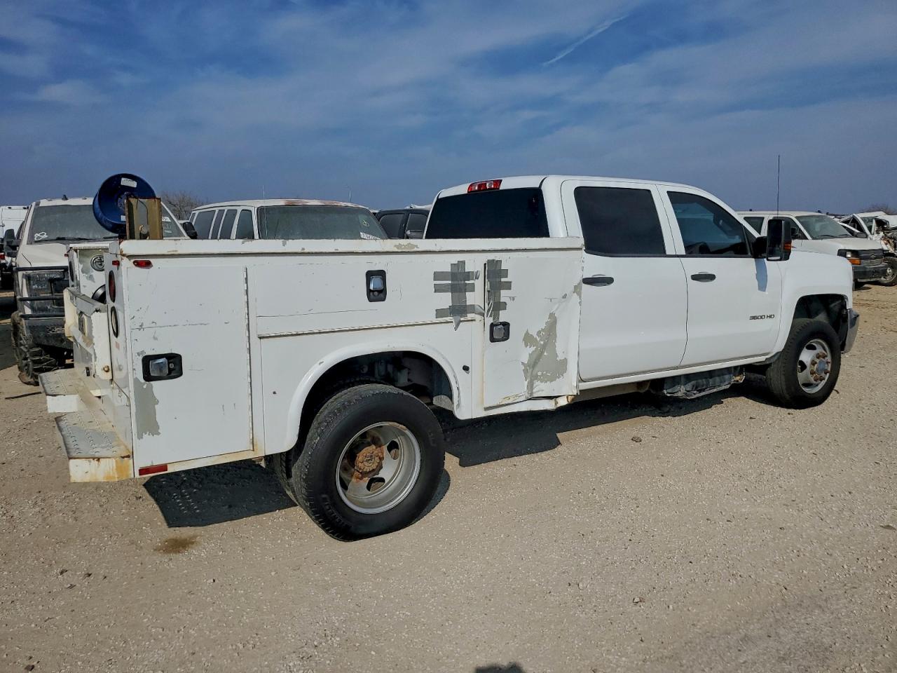 Chevrolet Silverado K3500 Image 11
