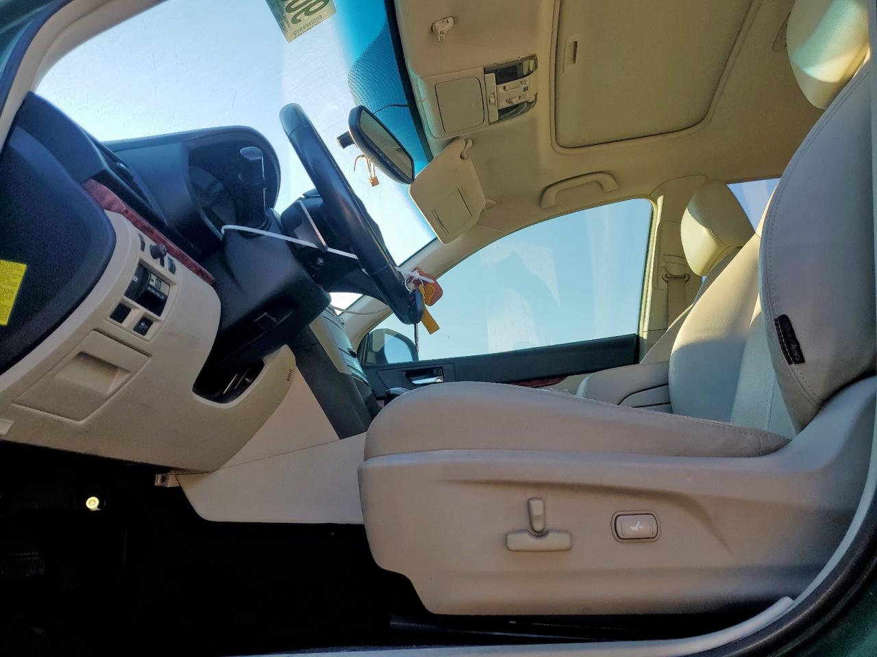 Subaru Outback 2.5i Limited Image 12