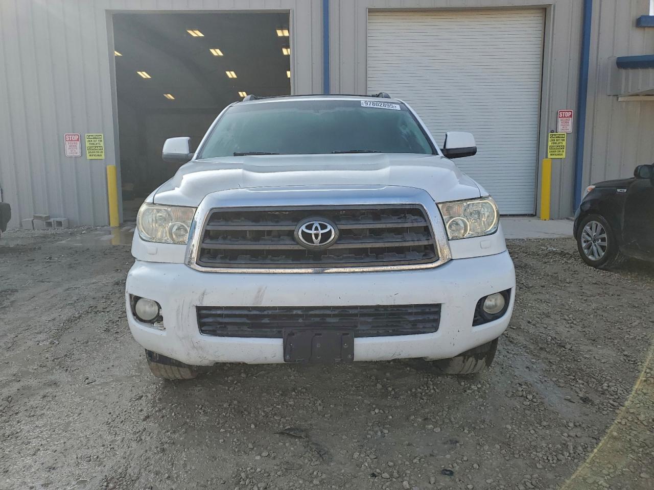 Toyota Sequoia Sr5 Image 6