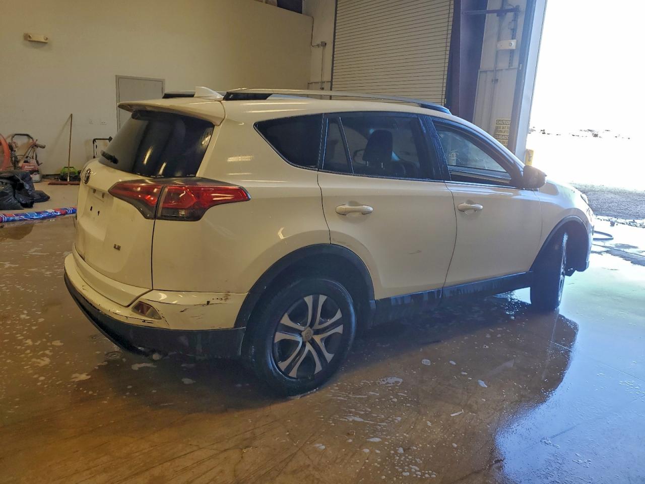 Toyota RAV4 Le Image 9