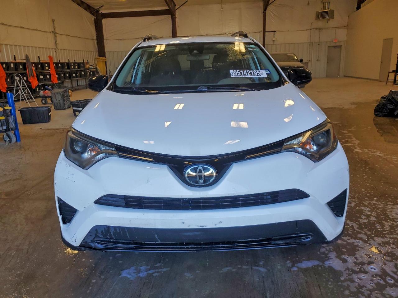 Toyota RAV4 Le Image 5